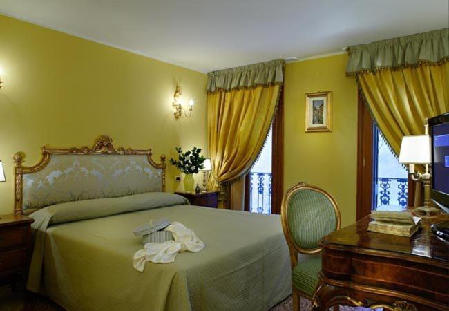 Best Windows Venice Room photo